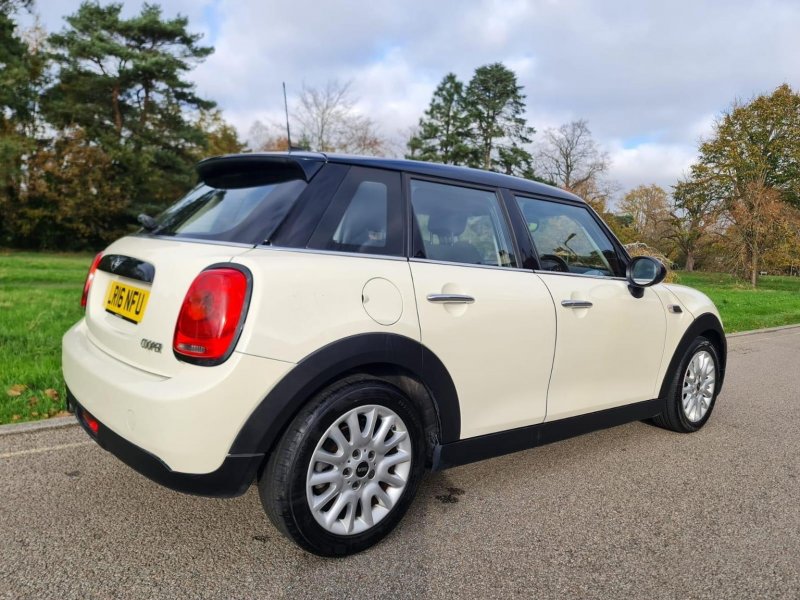 View MINI HATCH 1.5 Cooper Auto Euro 6 (s/s) 5dr