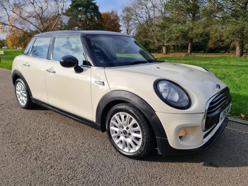 View MINI HATCH 1.5 Cooper Auto Euro 6 (s/s) 5dr