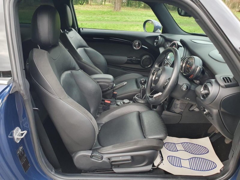 MINI HATCH
